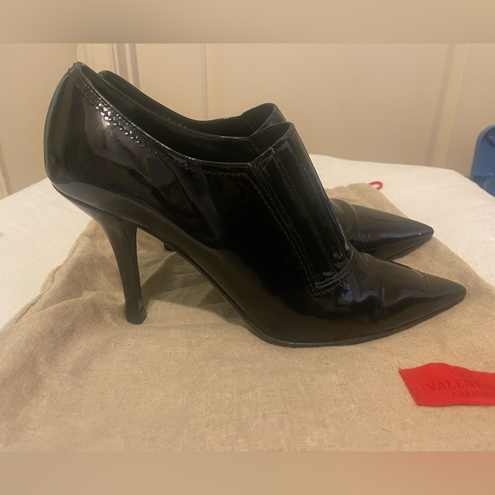 Valentino Black Patent Leather Point Toe Ankle Booties
Size 9.5 (39.5)